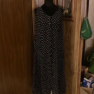 Elegant Black and White Sleeveless Dress